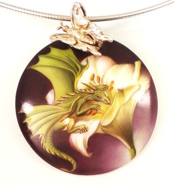 Magischer Blütendrache, im Shop für Amulette von Marlen Soreia Sohr, www.soreias.shop
